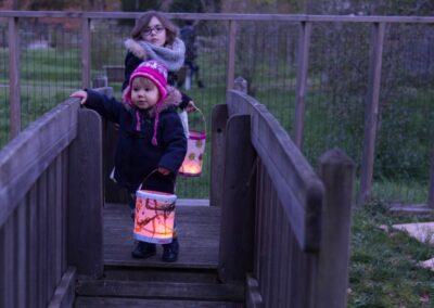 Un petit pont (très emprunté) orne le jardin de la crèche Franco-Allemande Hansel & Gretel.