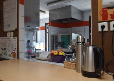 Cuisine de la crèche Franco-Allemande Hansel et Gretel de Nantes. Elle est adaptée à la présence d'enfants pour des raisons de sécurité.