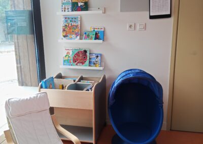 Coin bibliothèque à la crèche franco-allemande Hansel et Gretel de Nantes
