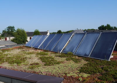 Panneaux solaires sur le toit de la crèche franco-allemande Hansel et Gretel à Nantes